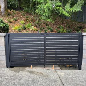 Horizontal slat aluminum gate with matte black powder-coated finish in Seattle, WA